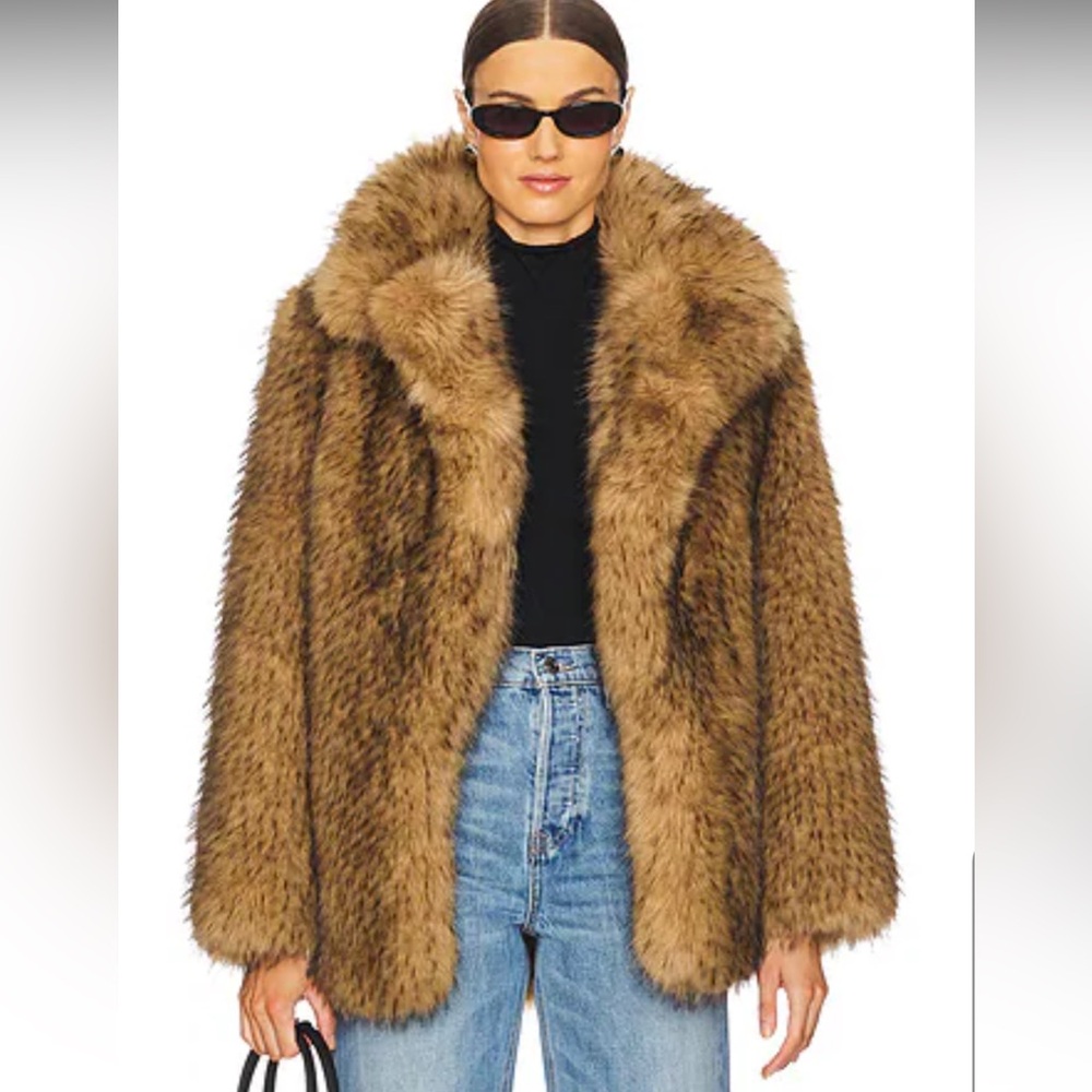 Marianna Gamine Faux Fur Jacket in Beige
L'ACADEMIE